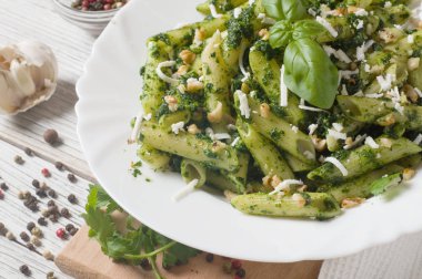 Makarna portre. Pesto soslu penne makarna