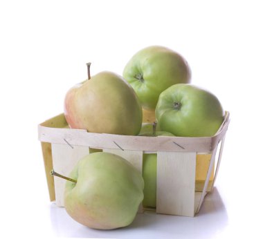 Hasır sepet içinde taze yeşil bahçe elma.