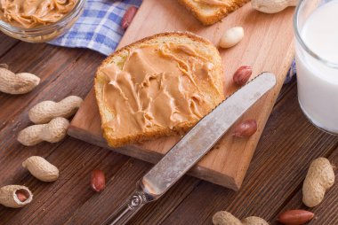 fıstık ezmesi sandviç ahşap arka plan üzerinde