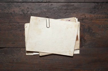 Ahşap arka planda eski kağıt