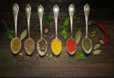 Ahşap arka plan üzerinde çeşitli baharatlar seçimi