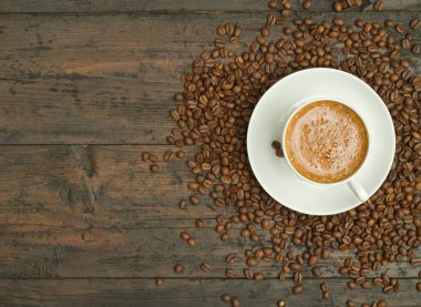 Tahta bir masada bir fincan kahve.