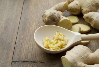 jengibre en una mesa de madera