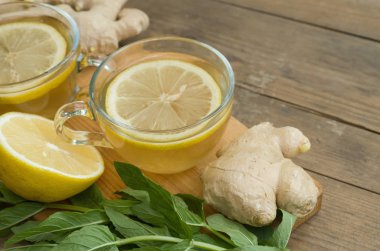 Ahşap bir masa zencefil çayı