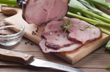 Ahşap arka plan üzerinde jambon füme