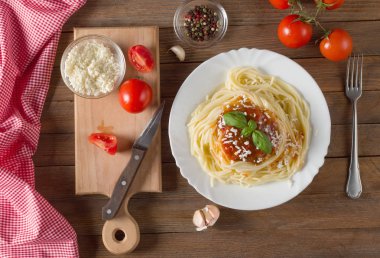 Makarna ve malzemeler ahşap arka plan doku ile plaka