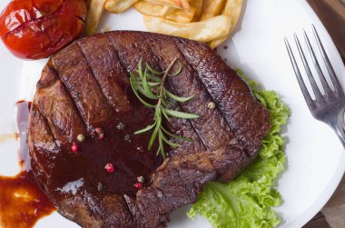 Bir tabak ızgara biftek et