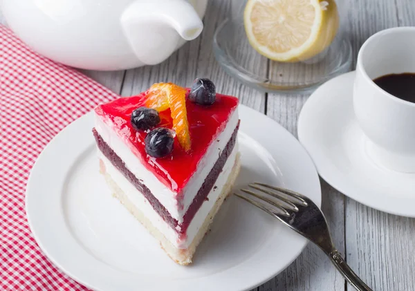 皿の上のフルーツ ケーキ — ストック写真