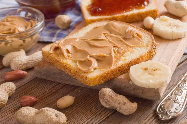 Erdnussbutter Sandwich Auf Holztisch — Stockfoto