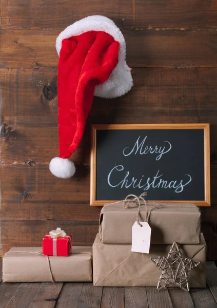 Caixas Com Presentes Natal Chapéu Papai Noel Fundo Madeira — Fotografia de Stock