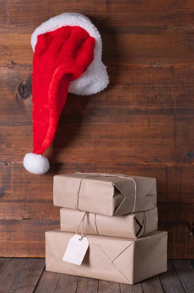 Lådor Med Julklappar Och Santa Hatt Trä Bakgrund — Stockfoto