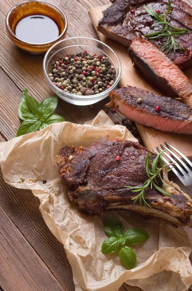 Carne Filete Parrilla Una Mesa Madera —  Fotos de Stock