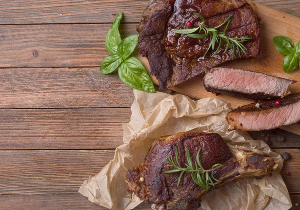 Carne Filete Parrilla Una Mesa Madera —  Fotos de Stock