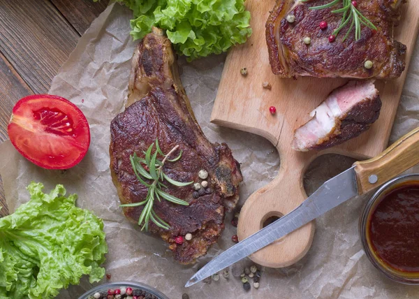 Grilovaný Biftek Maso Dřevěný Stůl — Stock fotografie