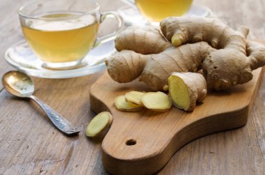 Ahşap bir masa zencefil çayı