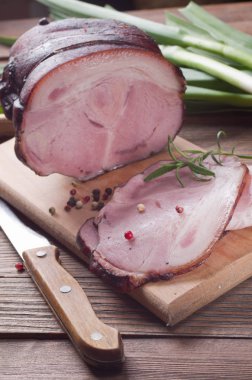 Ahşap arka plan üzerinde jambon füme