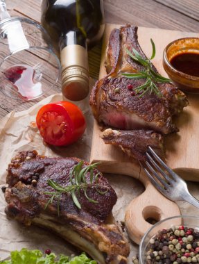 Ahşap masa üzerinde ızgara biftek et