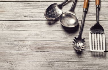 ahşap masa üzerinde çeşitli mutfak eşyaları