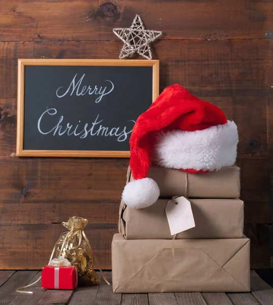 Lådor Med Julklappar Och Santa Hatt Trä Bakgrund — Stockfoto