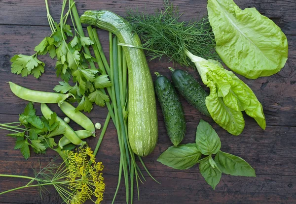 Zöldségek Borsó Petrezselyem Bazsalikom Uborka Kapor Vöröshagyma Saláta Fából Készült — Stock Fotó