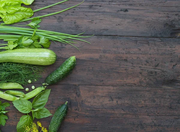 Green Vegetables Wooden Background Peas Parsley Basil Cucumber Dill Onion — Stock Photo, Image