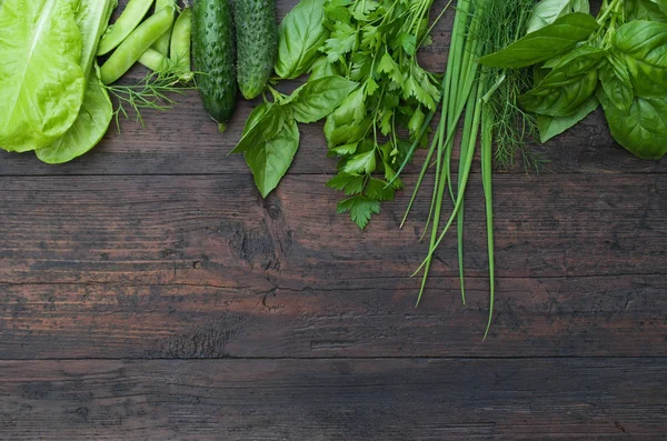 Zöldségek Borsó Petrezselyem Bazsalikom Uborka Kapor Vöröshagyma Saláta Fából Készült — Stock Fotó