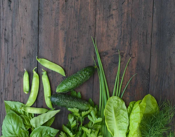 Green Vegetables Wooden Background Peas Parsley Basil Cucumber Dill Onion — Stock Photo, Image