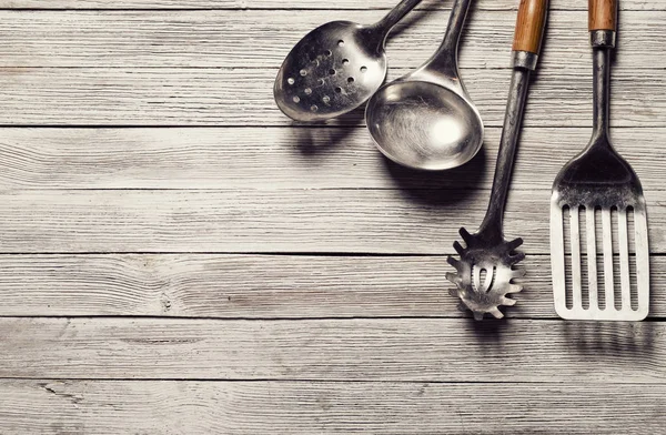 ahşap masa üzerinde çeşitli mutfak eşyaları