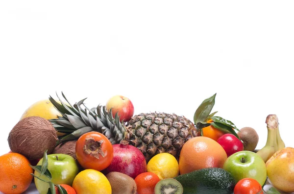 白い背景にさまざまな果物の背景 — ストック写真
