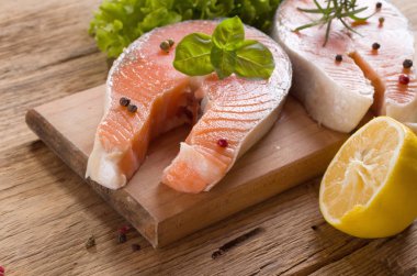 Somon ahşap arka plan üzerinde