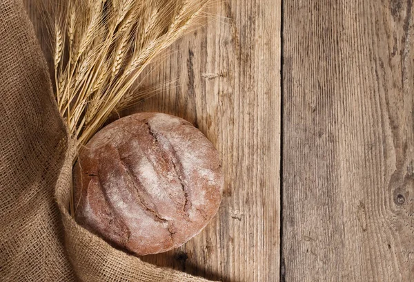 Weizen Und Brot Auf Einem Holztisch — Stockfoto