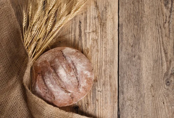 Trigo Pão Uma Mesa Madeira — Fotografia de Stock