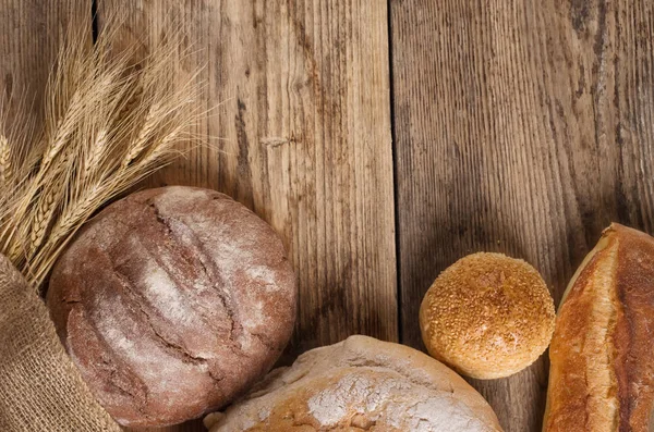 Verschiedene Brotsorten Auf Einem Holztisch — Stockfoto