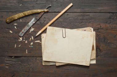 antika arka plan üzerinde ahşap masa