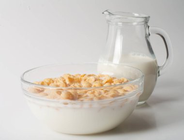 gri bir arka plan üzerine sütlü mısır gevreği