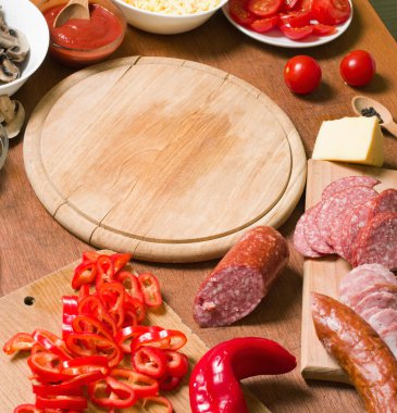 Pizza malzemeleri ve tepsi