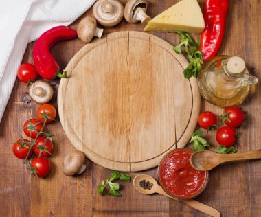 Pizza malzemeleri ve tepsi ahşap tahta üzerinde