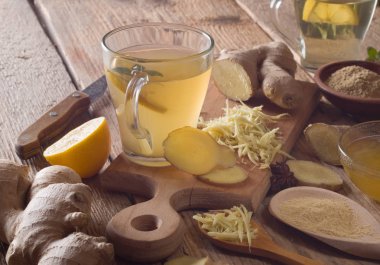 Ahşap bir masa zencefil çayı