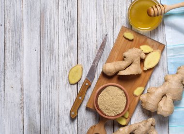 ahşap bir masa üzerinde zencefilli baharat