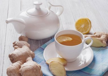 Ahşap bir masa zencefil çayı