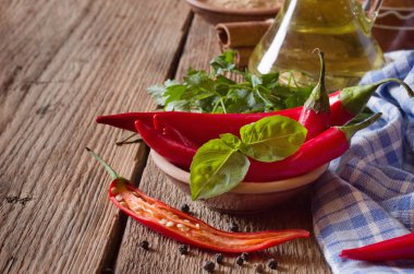 Ahşap masada acı biber.