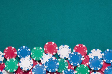 Örnek metin için yer yeşil zemin üzerine Poker fişleri
