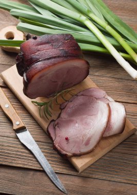 Ahşap arka plan üzerinde jambon füme