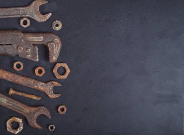 karanlık bir arka plan üzerinde araç yenileme