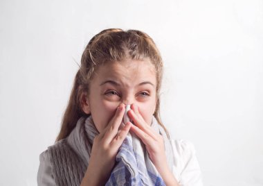  kız burnunu gri bir arka plan üzerinde darbeler