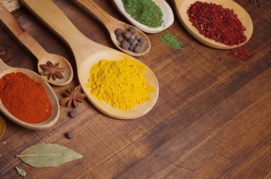 ahşap masa üzerinde çeşitli baharatlar seçimi