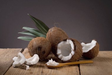 ahşap zemin üzerine Hindistan cevizi