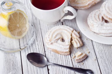 Ahşap zemin üzerinde kurabiyeler olan çay