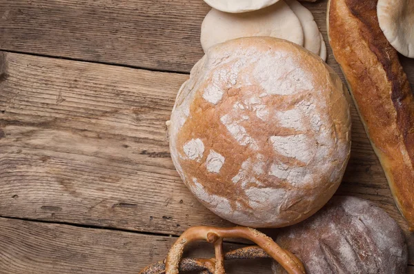 Verschillende Soorten Brood Een Houten Tafel — Stockfoto