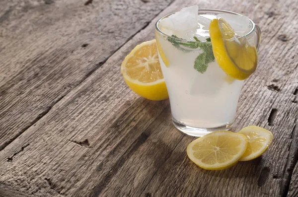 Холодный Свежий Лимонадный Напиток Деревянном Фоне — стоковое фото